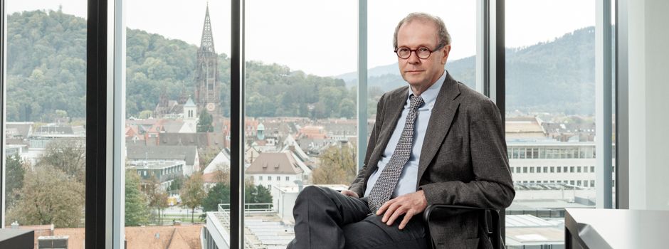 Dr Walter Perron auf Sessel