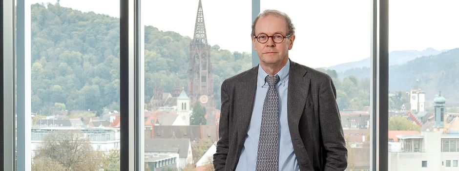 Dr. Walter Perron vor Fenster