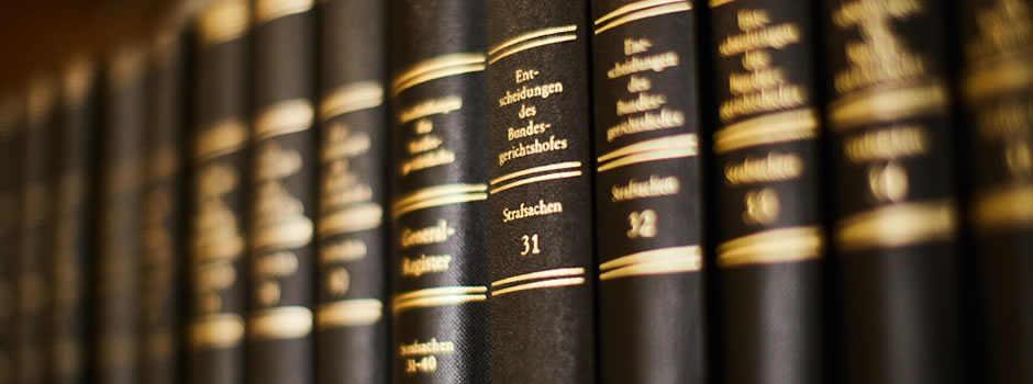 Juristische Bücher in Regal