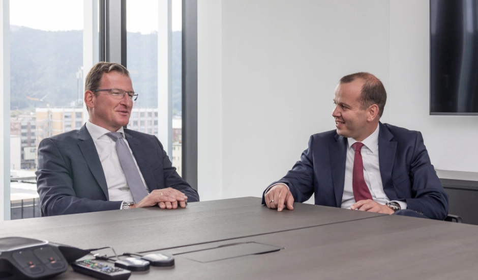 Prof. Dr. Gerson Trüg-und Prof. Dr. Jörg Habetha sitzen an Tisch