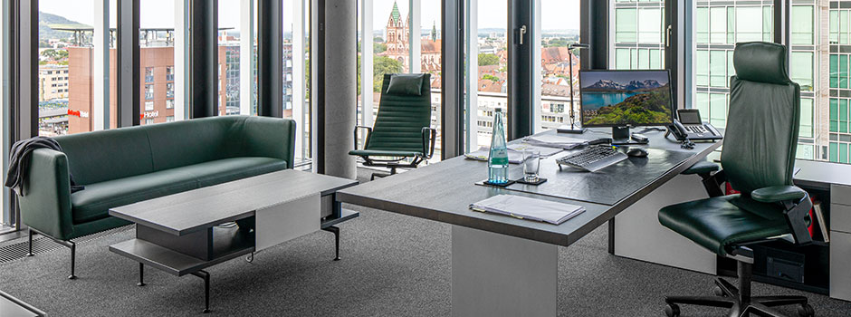 Büro mit Computer und Couch